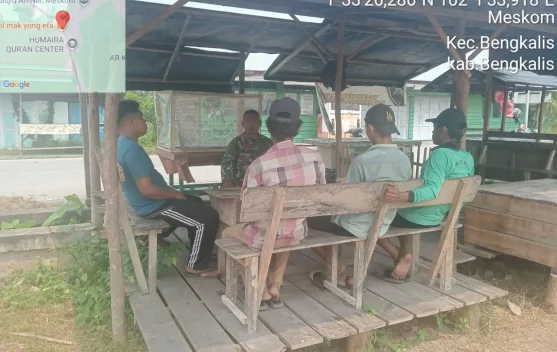 Babinsa Koramil 01 Bengkalis Sosialisasikan Nilai Pancasila di Simpang Ayam