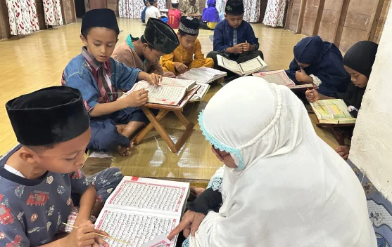 Cahaya Mengaji Al-Quran dari Rumah Sederhana di Kampung Suka Damai