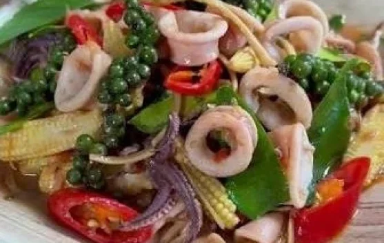 Pad Cha Talay, Tumis Seafood Pedas Aromatik Khas Thailand