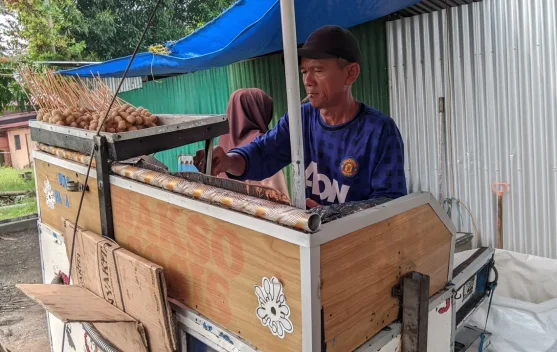 Lima Tahun Bertahan, Aiman Tekuni Usaha Bakso Tusuk