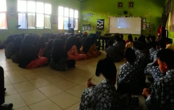 MTs Daarussalam Pematang Duku Timur Gelar Nobar Film G30S/PKI