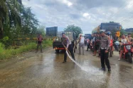Tabrakan Beruntun 4 Truk Tangki CPO di Pinggir, Minyak Tumpah ke Jalan