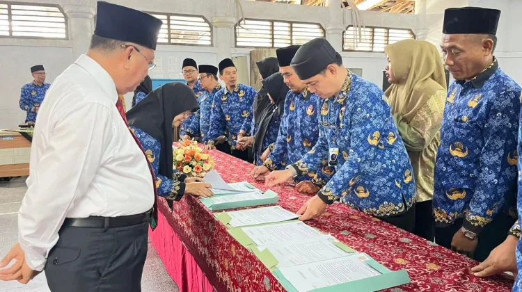 Asisten II Pantau Penandatanganan Perjanjian Kerja DLHK Bengkulu