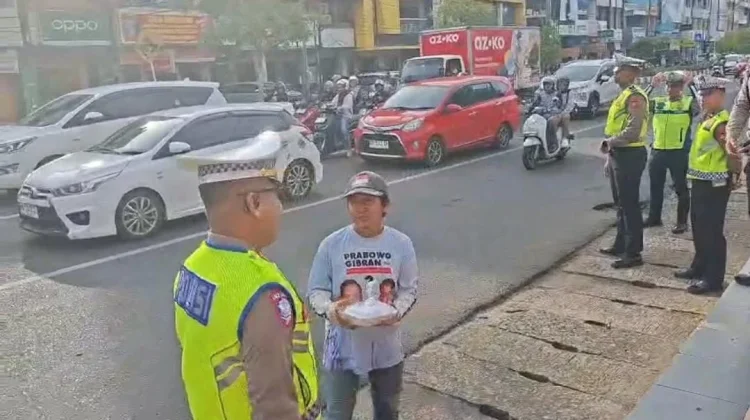 Tali Kasih, Satlantas Polresta Bengkulu Bagikan Takjil ke Pengendara