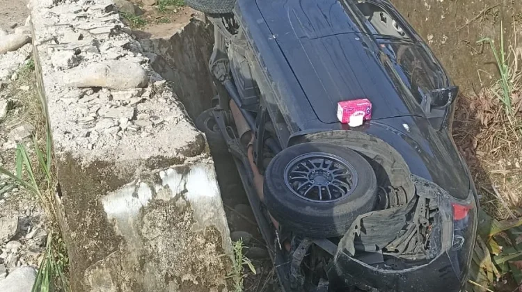 Hindari Tabrakan, Minibus Terjun ke Parit 5 Penumpang Selamat