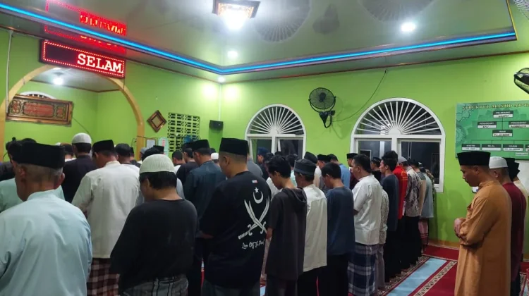 Tingkatkan Keimanan, Sipir dan WBP Lapas Arga Makmur Sholat Berjamaah