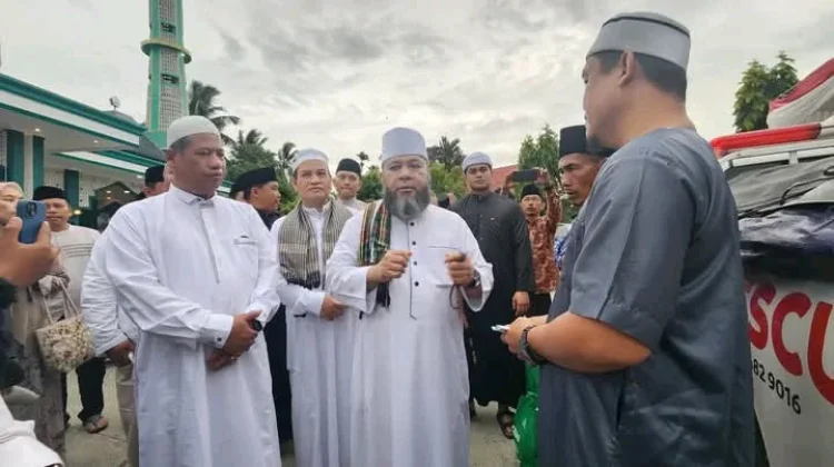 Gubernur Serahkan Bantuan Baznas untuk Dhuafa-Sopir Ambulans di BS