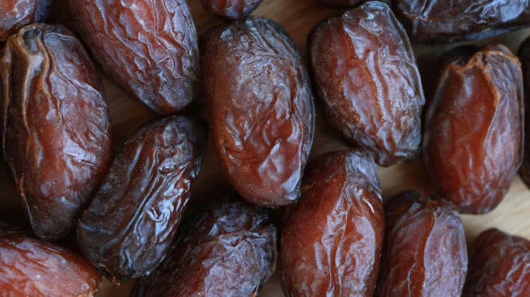Perlukah Mencuci Kurma sebelum Makan?