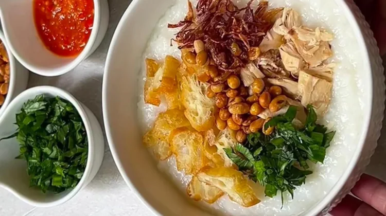 Bubur Ayam, Sarapan Favorit yang Tak Pernah Kehilangan Peminat