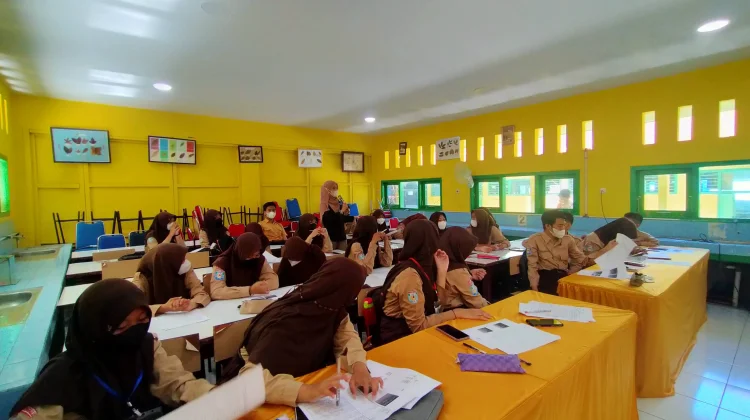 Larangan Bawa HP ke Sekolah Terapkan Skema Loker-Retret Karakter