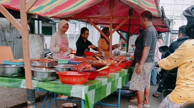 Pedagang Makanan Musiman Mulai Menjamur