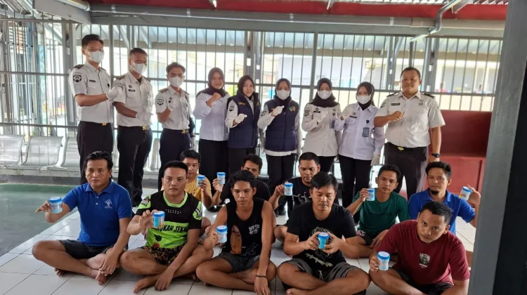 Cegah Penyalahgunaan Narkoba, WBP Lapas Arga Makmur Periksa Urine