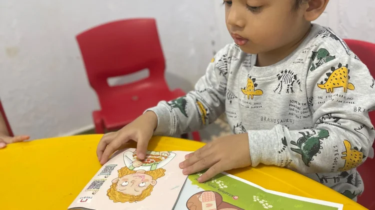 Melatih Fokus Anak melalui Kegiatan Tempel Gambar