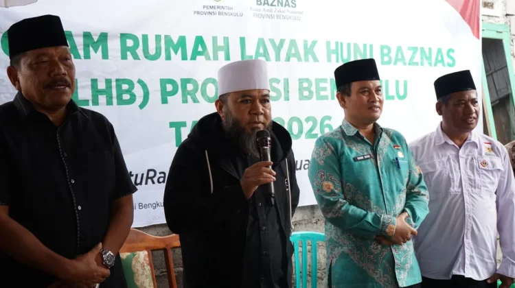 Helmi Hasan Serahkan Rumah Layak Huni