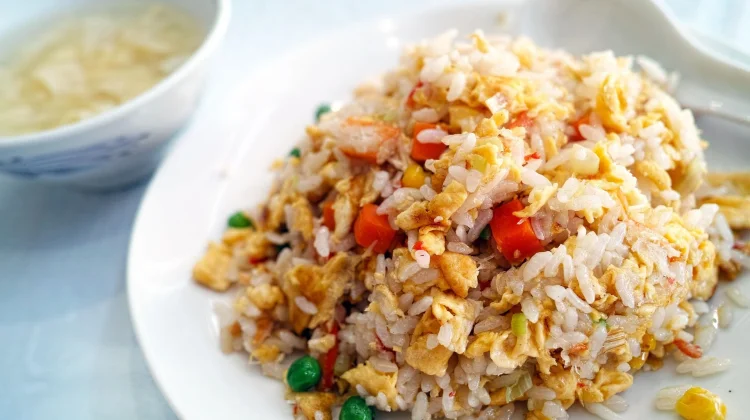 Menyajikan Nasi Goreng Ampela yang Lezat