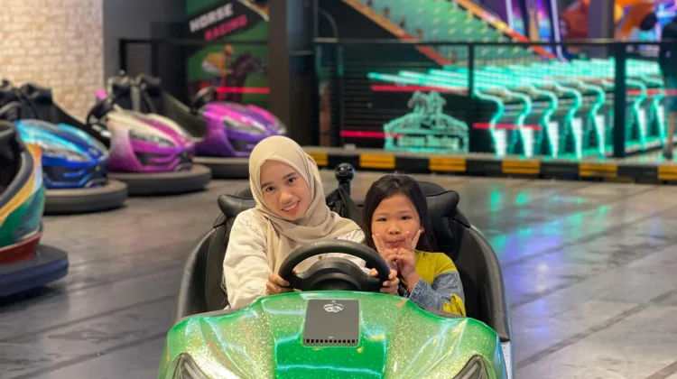 Menunggu Buka di Wahana permianan Anak dan Keluarga