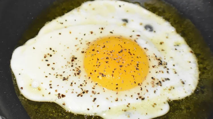 Tips Menggoreng Telur Mata Sapi agar Kuningnya Tidak Pecah
