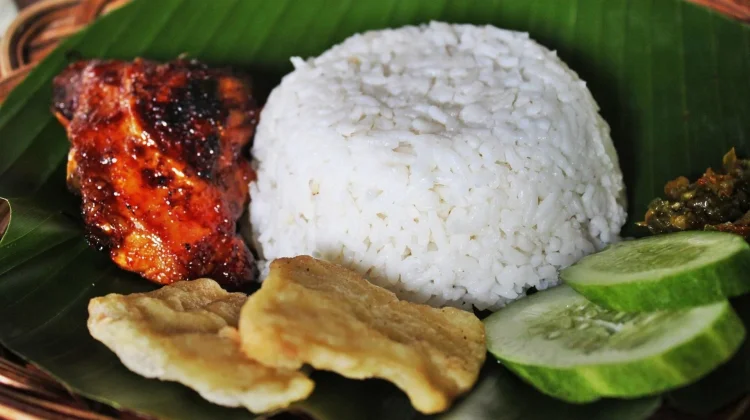 Sajian Nikmat Nasi Ayam Bakar, Perpaduan Gurih dan Aroma Menggoda