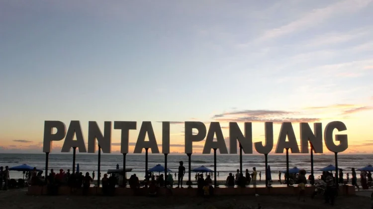 Ngabuburit Seru dengan Jalan Santai atau Bersepeda Ringan di Pantai Panjang  - RRI.co.id