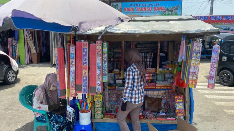 Penjual Petasan dan Kembang Api Keluhkan Menurutnya Omzet