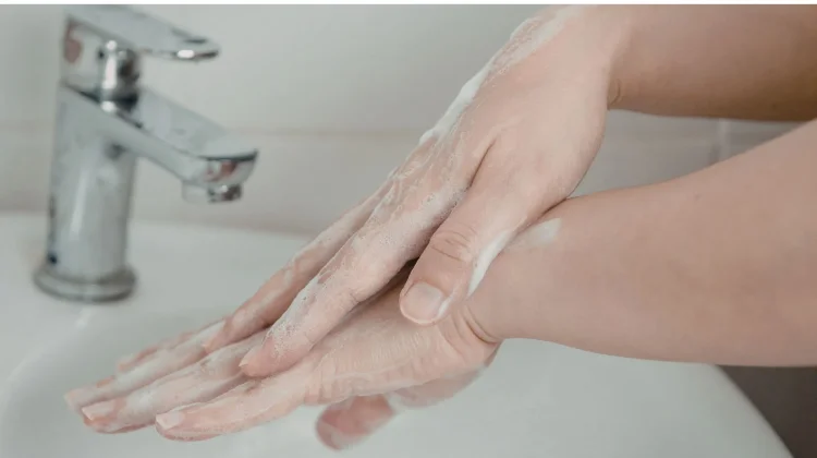 Berapa Banyak Kuman di Tangan Setelah dari Toilet?