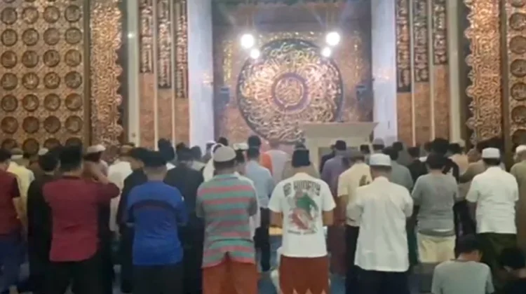 Warga Kota Bengkulu Gelar Salat Gerhana Bulan