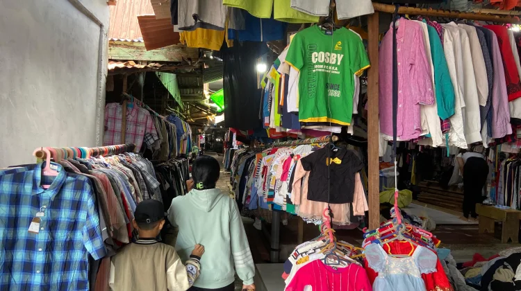 Lebaran Sudah Dekat Warga Mulai Belaja Baju Lebaran