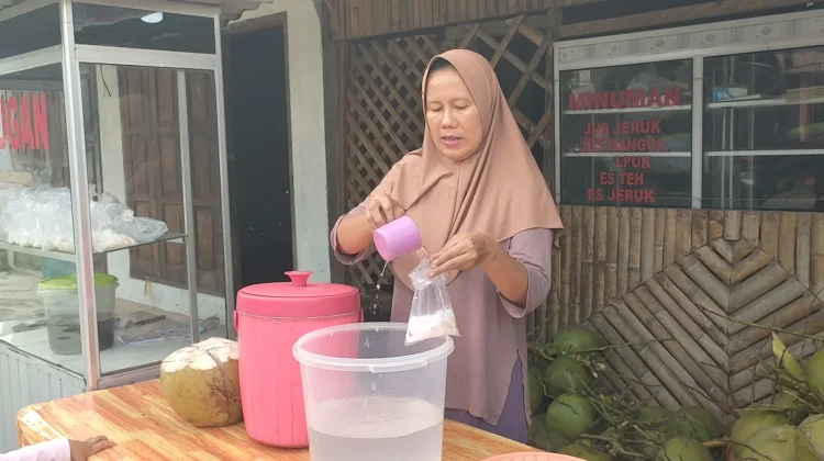 Bulan Ramadhan Peluang Bagi Pedagang Kelapa Muda Musiman