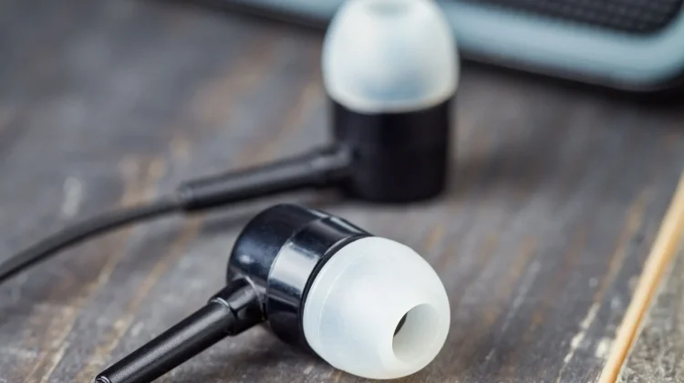 Headset IEM: Apa Saja Kelebihan dan Kekurangannya?