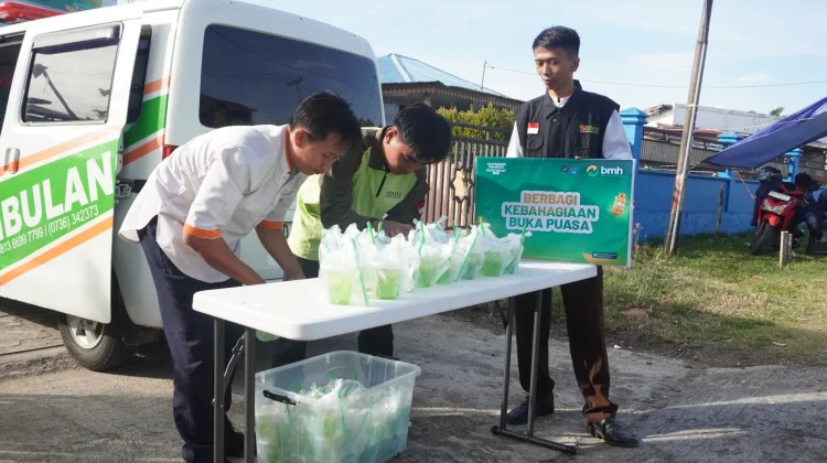 BMH Bengkulu Bagikan Paket Takjil Gratis untuk Warga dan Pengendara