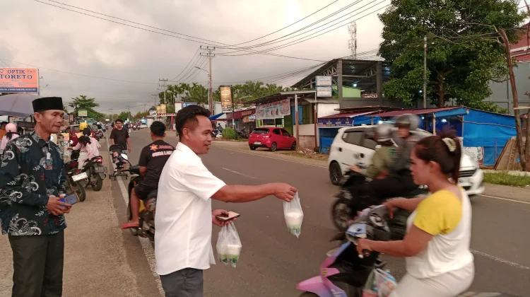 Laskar Gibran Bengkulu Bagikan Takjil, Dorong Perputaran Ekonomi UMKM