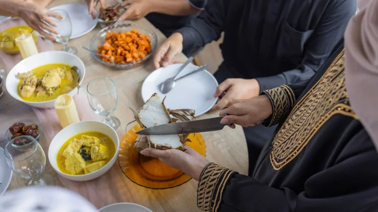 Tips Sehat saat Lebaran: Cara Mengontrol Berat Badan meski Banyak Hidangan
