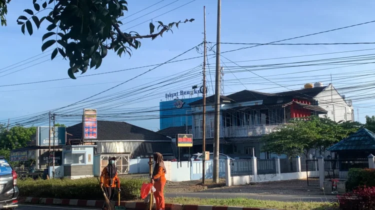 Di Tengah Puasa Ramadan, Tukang Sapu Jalanan Tetap Setia Menjaga Kebersihan