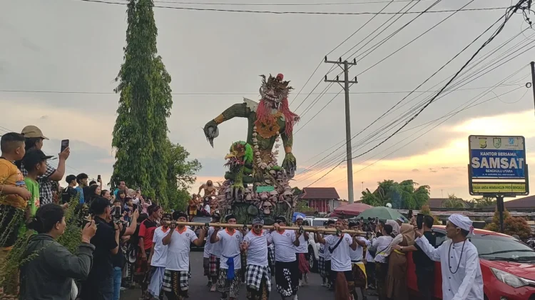Ratusan Warga Antusias Menyakisikan Ogoh-Ogoh Desa Rama Agung