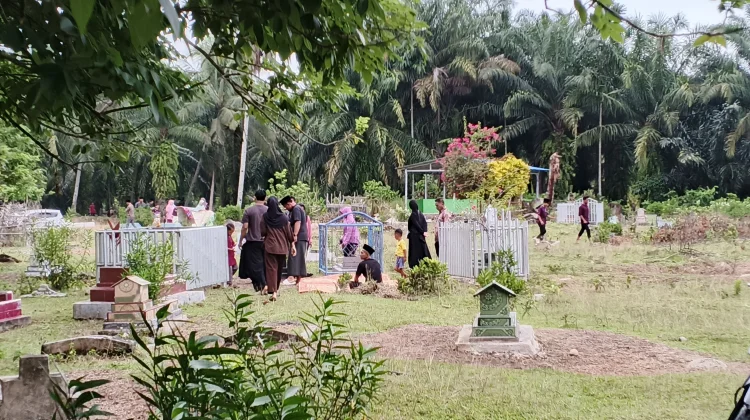 Tradisi Ziarah Kubur jelang Idulfitri, TPU Desa Semundam