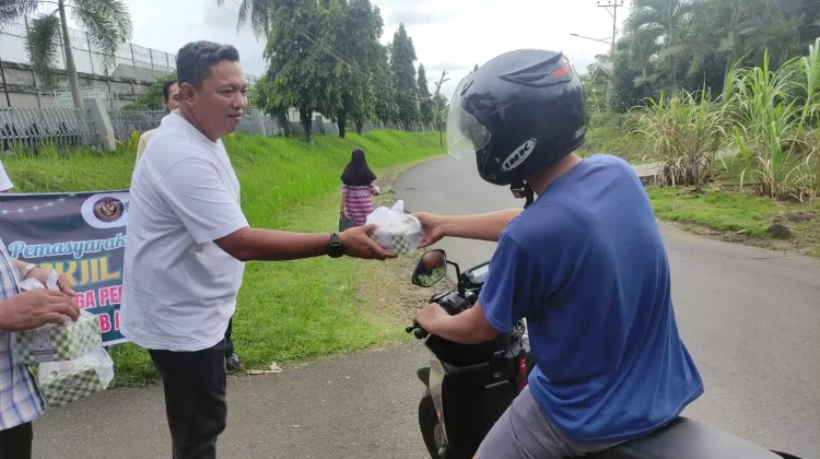 Tebar Kepedulian, Kalapas Arga Makmur Bagikan Takjil untuk Pengendara