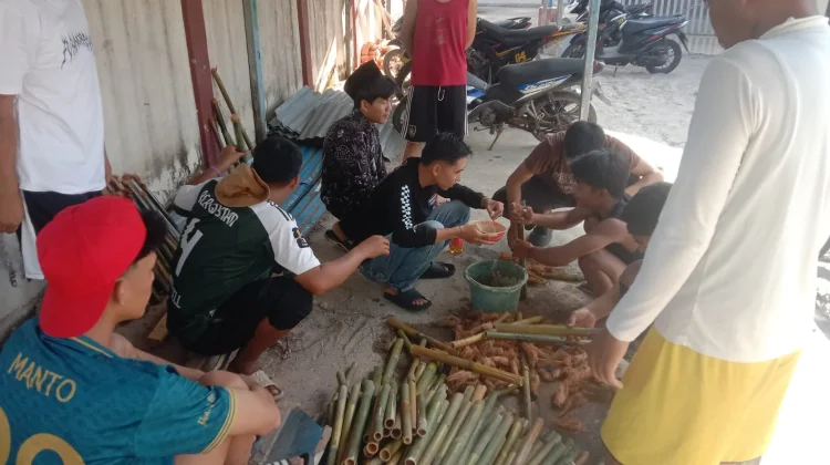 Warga Desa Semundam Gotong Royong Persiapkan Obor Takbiran