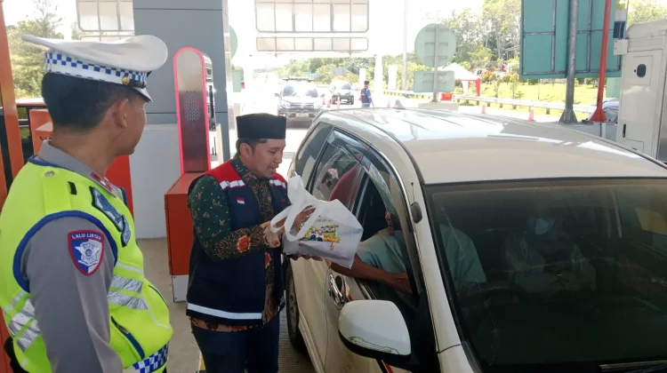 Sambut Pemudik, Hutama Karya Gelar Operasi Simpatik di Tol Bengkulu–Taba Penanjung
