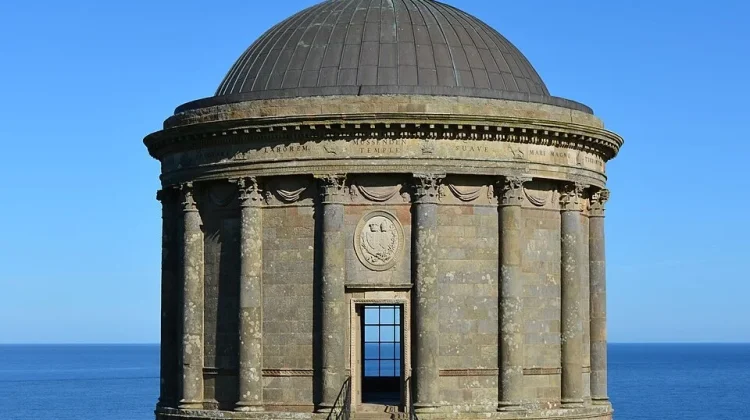 Ikon Arsitektur di Ambang Batas: Mengapa Kuil Mussenden Berada di Tepi Tebing?