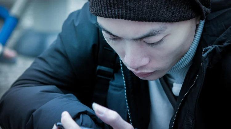 Kebiasaan Scroll Malam Hari Picu Gangguan Tidur