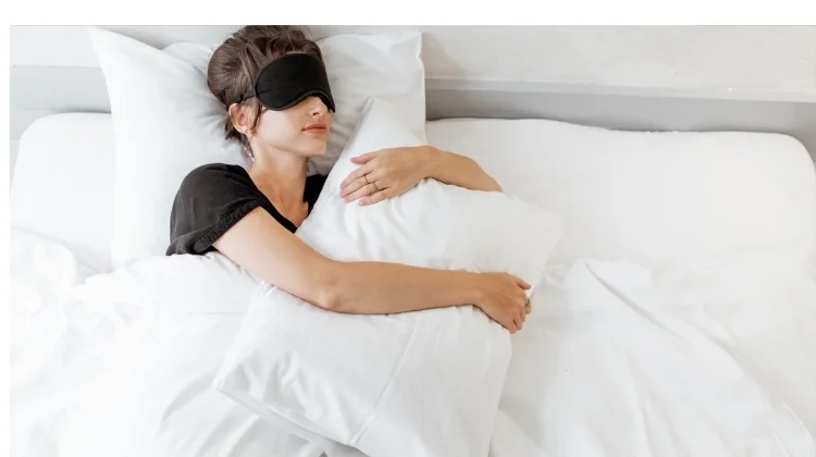 Tidur Lebih Berkualitas dengan Memeluk Guling