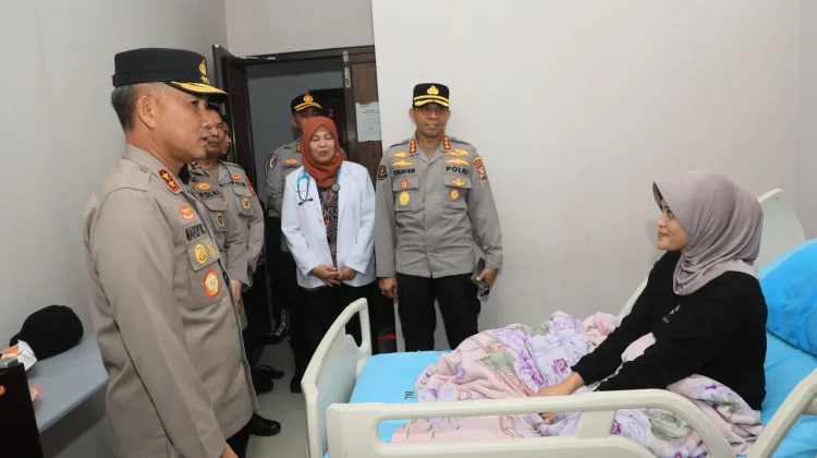 Kapolda Bengkulu Jenguk Personil yang Sakit di Momen Lebaran