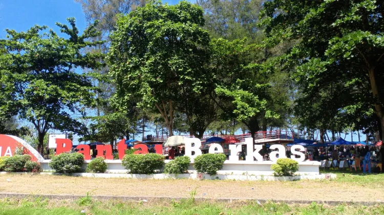 Taman Pantai Berkas Menjadi Alternatif Rekreasi Keluarga