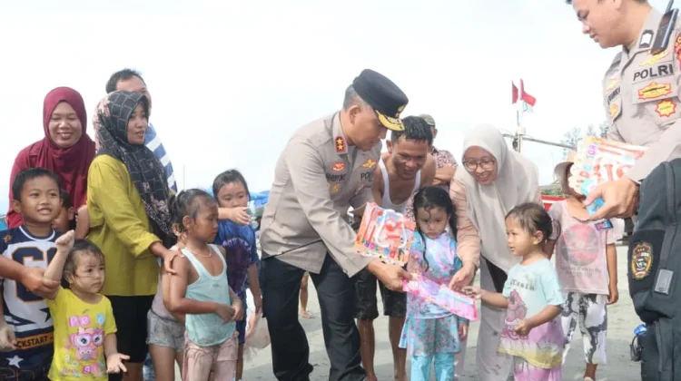 Pantau Objek Wisata, Kapolda Bengkulu Beri Bingkisan kepada Pengunjung