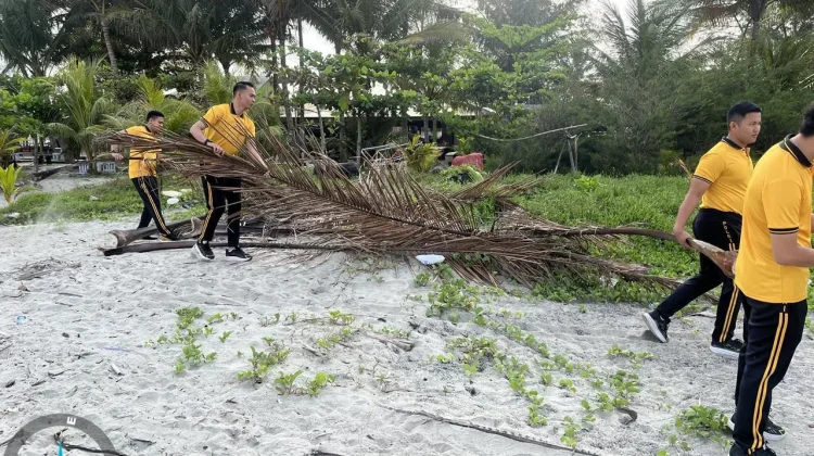 Pasca Lebaran, Polda Bengkulu Bersihkan Kawasan Objek Wisata