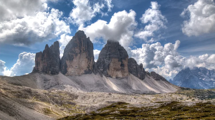 Menantang Langit: Sensasi Memacu Adrenalin di Jalur Terjal Dolomites