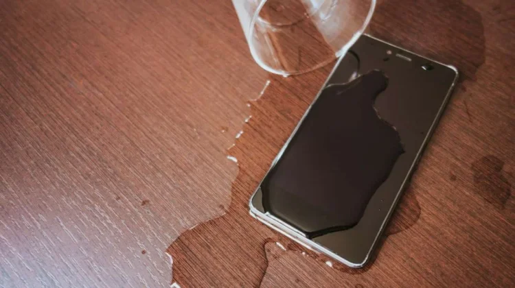 Handphone Tercebur kedalam Air Apa yang Harus Kita Lakukan?