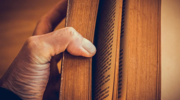 Perawatan Buku yang Tepat, Kunci Menjaga Kualitas dan Umur Kertas
