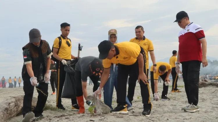 Bersih Pantai, Polda Bengkulu Gaungkan Gempar Gempita di 38 Titik