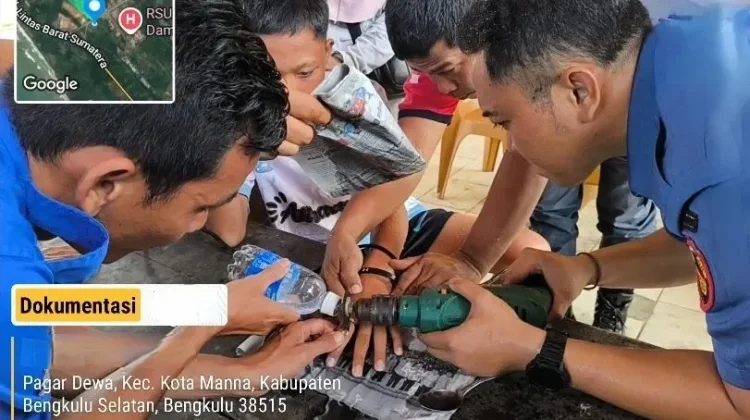 Damkar Bantu  Evakuasi Cicin yang Tersangkut Dijari Warga